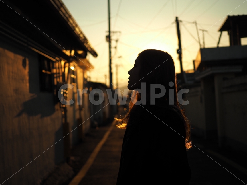 실루엣,역광,골목,경주,경주스냅,인물,골목길,alley,사람,인물,인간,human,person,여성,여자,woman,female,lady,감정표현,기분,feeling,emotion,고독함,외로움,쓸쓸함,우울함,슬픔,lonely,solitary,감성,sensible,light,빛,flare,플레어
