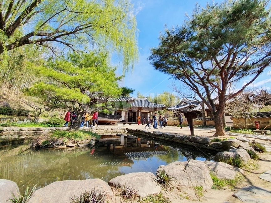 하동마을,한옥집,한옥풍경,한옥의봄,봄풍경,시골의봄,자연,풍경,nature,landscape,한국자연풍경,한국자연경관,korea nature landscape,outdoors,옥외,water,물,human,인간,person,사람