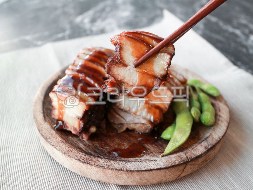 food,meat,고기,pork,돼지고기,동파육,수육,젓가락질,젓가락,에다마메,돼지찜