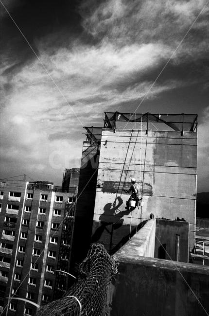 현장,인부,위험작업,고소작업,밧줄타기,도시,풍경,city,landscape,사람,인물,인간,human,person,흑백,모노톤,monochrome,black and white,산업,industry,industrial,건설업,건축업,construction industry,건축물,건물외관,exterior,building,structure,architecture,construction,nature,자연,weather,날씨
