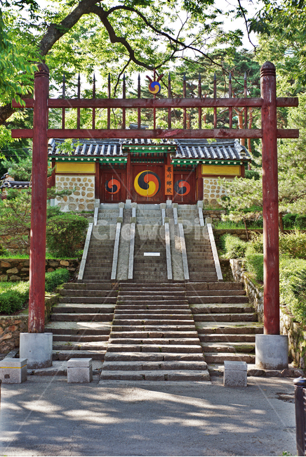 과천향교,조선시대,과천시,교육기관,홍살문,위패봉안,외삼문,돌계단