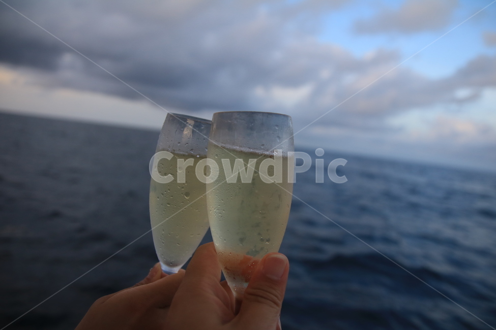 glass,person,선상파티,party,샴페인,술,주류,alcohol