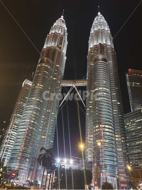 말레이시아,쿠알라룸푸르,트윈타워,야경,랜드마크,건축물,landscape,petronastwintower,야경,밤,풍경,nightscape,night,landscape,랜드마크,landmark,tourist attraction,해외,외국,세계,foreign,oversea,world,세계랜드마크,해외랜드마크,외국랜드마크,world landmark,world tourist attraction,건축물,건물외관,exterior,building,structure,architecture,construction,tower,탑,steeple,뾰족한 탑,spire,첨탑,건물,high rise,고층 건물,urban,어반,city,시티,town,도시