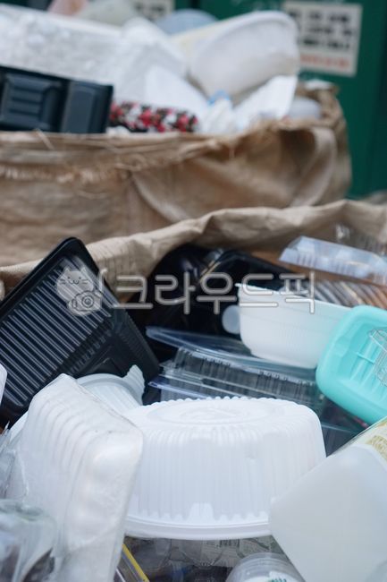 재활용쓰레기,쓰레기,분리수거,분리배출,분리수거쓰레기,폐기물,재활용,라면용기,포장용기,배달용기,일회용용기,밀폐용기,플라스틱,플라스틱용기,컵라면용기,쓰레기장,리사이클,recycle,environment,환경보호,분류,자원재활용,재생,자원,분리,환경,보호,리싸이클,포대,마대,포대자루,자연보호,일회용,재활용품,생태,낭비,재사용