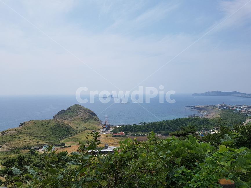 산,바다,하늘,하얀하늘,파란바다,바다풍경,고요한,섬풍경,섬,oversea,sky,자연,풍경,nature,landscape,land,땅,outdoors,옥외,ocean,대양,sea,water,물,promontory,곶