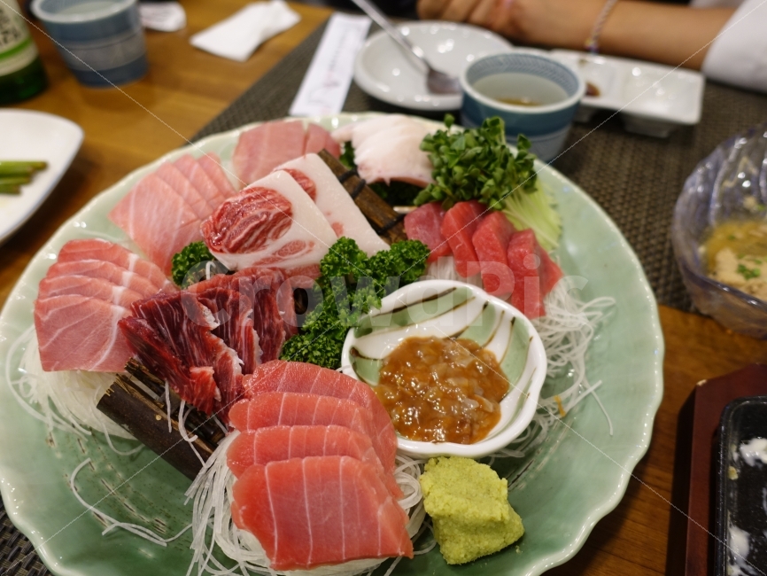 참치,안주,참치회,부드러움,식감,회,소주,술자리,모임,참치집,음식,식재료,요리,food,cook,meal,dishes,food reserves,수산물,해산물,fishery products,seafood,일식,일본음식,일본요리,Japanese food,Japanese dishes,Japanese meal,Japanese cook