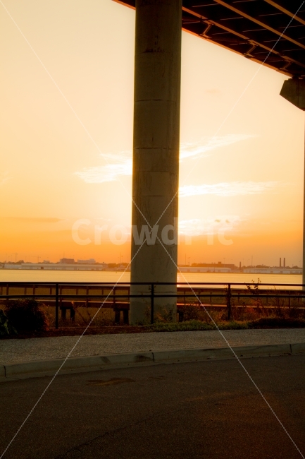 노을,감성,분위기,물가,강가,기둥,인공물,자연물,행복,자유,평화,따뜻함,붉음,노란,노랑,해질녘,해질녁,외로움,쓸쓸함,감정,감성,sensible,feeling,건축물,건물외관,exterior,building,structure,architecture,construction