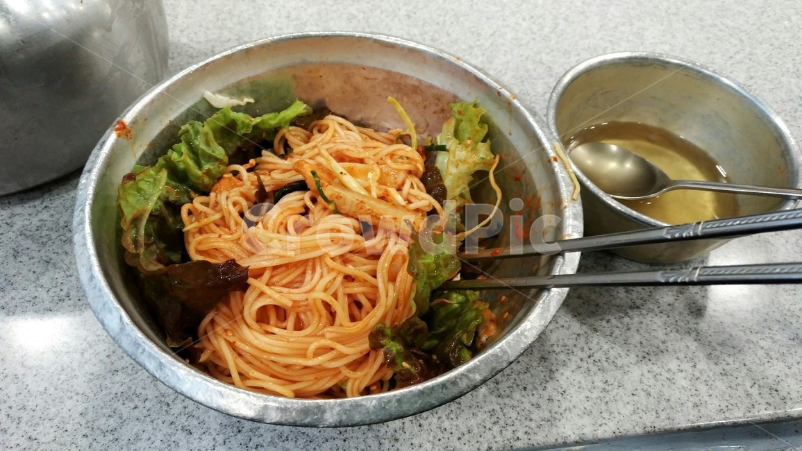 비빔국수,혼밥,정겨운,양푼그릇,가난