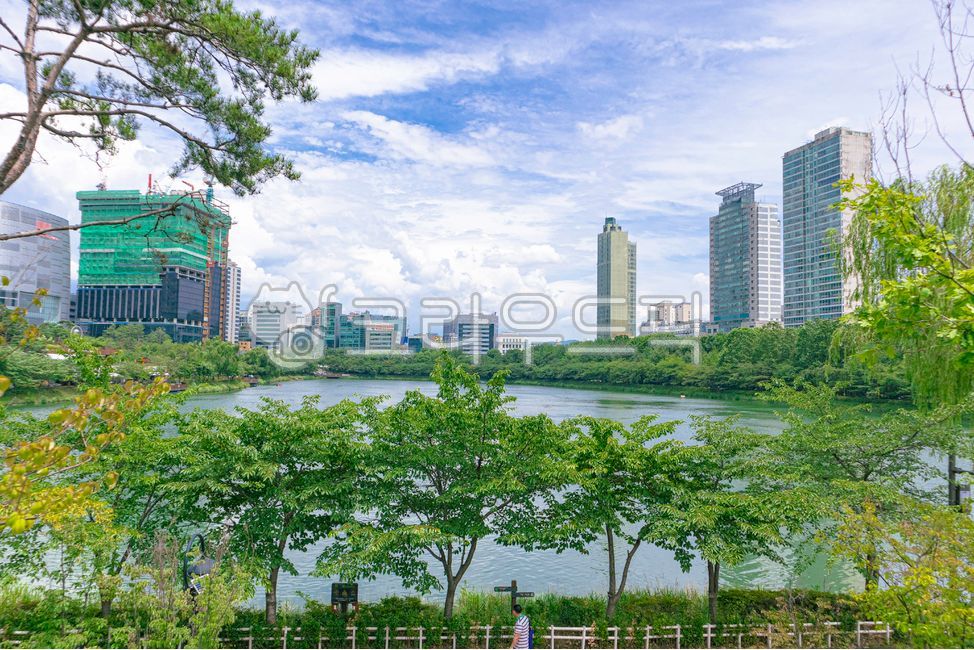 감성사진,배경화면,자연,공원,풍경,호수,하늘,구름,산책,나무,자연풍경,한국풍경,호수풍경,도심,배경,숲,녹색,하늘색,빌딩,도시,휴식,여유,가로,석촌호수,여름,아시아,한국,서울