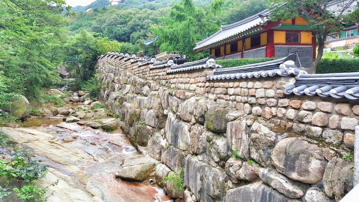 계곡,담,사패산,회룡사,돌담,기와,기왓장,한국,한국전통,건축물,건물외관,전통담,koreanculture,담장,돌,자연,풍경,나무,초록,전통,울타리