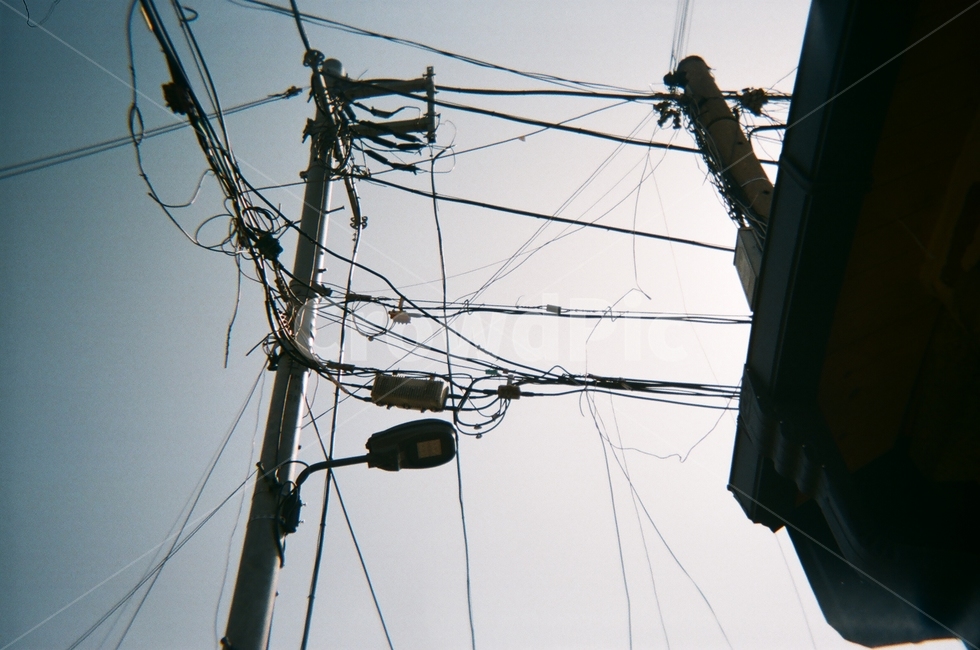 전봇대,전선,하늘,가로등,전깃줄,그림자,역광,필름사진,sky,electricpole,electricwire,shadow,streetlamp,익선동,서울,복잡한,감성,토이카메라,건축물,건물외관,exterior,building,structure,architecture,construction