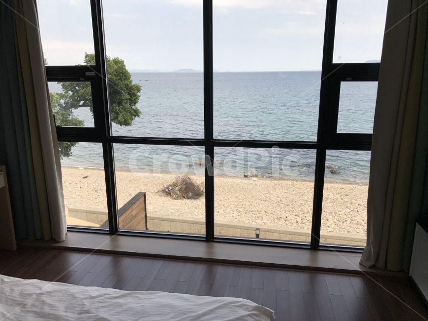 창밖,바다가보이는집,바닷가,침실,수평선,바다,휴가,남해,해변,바다,beach,sea,여행,휴가,traveling,vacation,trip,인테리어,실내디자인,interior design