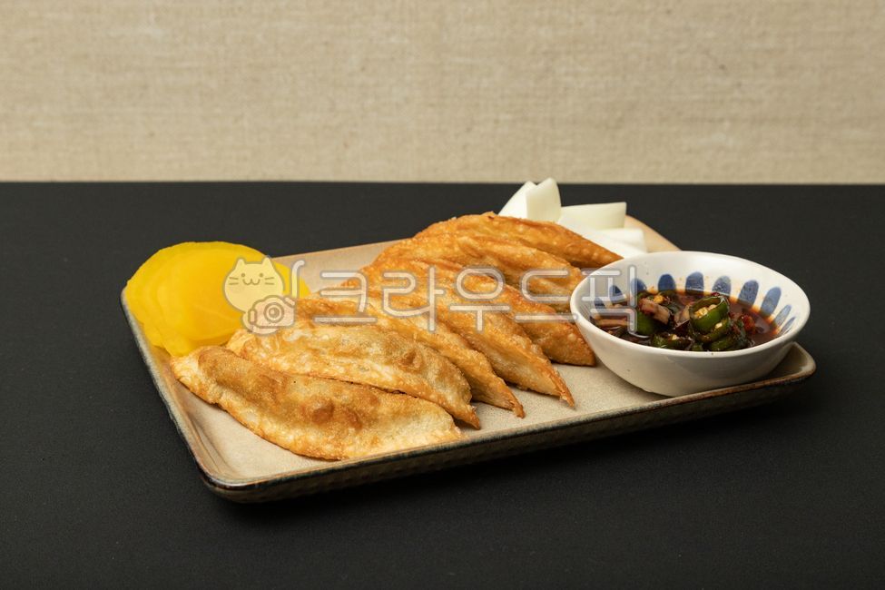 군만두,중식,중국음식,간장,배달음식,단무지,양파,만두,음식,식재료,요리,food,cook,meal,dishes,food reserves