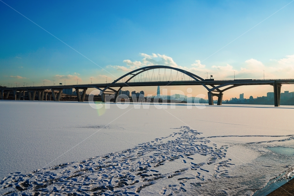겨울,한강,얼음,풍경,하늘,감성,감성사진,구리,구리암사대교,눈,겨울,계절,winter,season,도시,풍경,city,landscape,한국도시풍경,한국도시경관,korea cityscape,building,건물,architecture,건축물