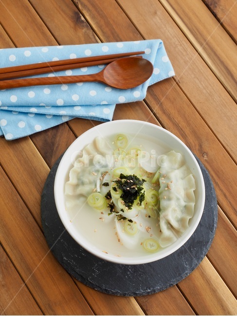 한국음식,떡국,떡만두국,만두국,식품,한식,한국문화,한국,배경,음식문화,웰빙,문화,아시아,아시아음식,접시,전통,설날,추석,음식,추석음식,설날음식,명절,명절음식,koreanfood,korea,koreanculture,food,background,foodculture,wellbeing,culture,asia,asianfood,dish,tradition,bowl,사발,음식,식재료,요리,food,cook,meal,dishes,food reserves,한식,한국음식,한국요리,korean food,korean dishes,korean meal,korean cook