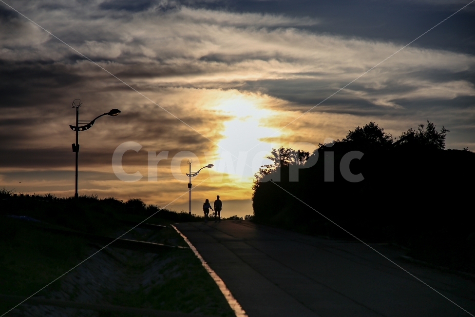 일몰,태양,구름,하늘,역광,자연,풍경,nature,landscape,사람,인물,인간,human,person,outdoors,옥외,flare,플레어,light,빛