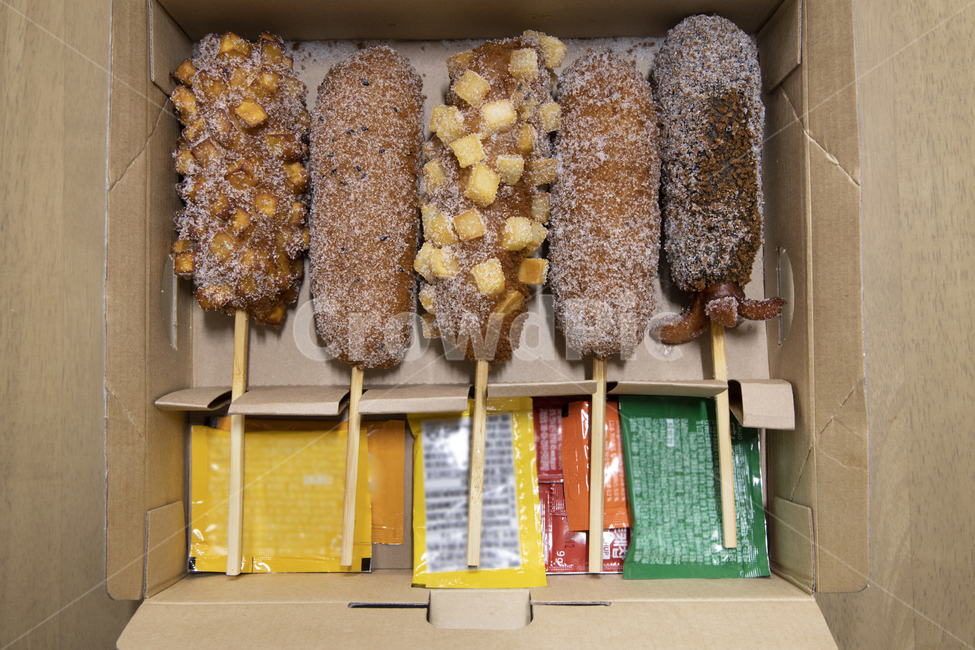 핫도그,음식,막대,소세지,요리,식품,먹거리,맛있는,고명,설탕,소스,박스,포장,배달,다섯개,간식,길거리음식,햄,밀가루,튀김,튀김옷,바삭한,종이박스,생활,음식,식재료,요리,food,cook,meal,dishes,food reserves