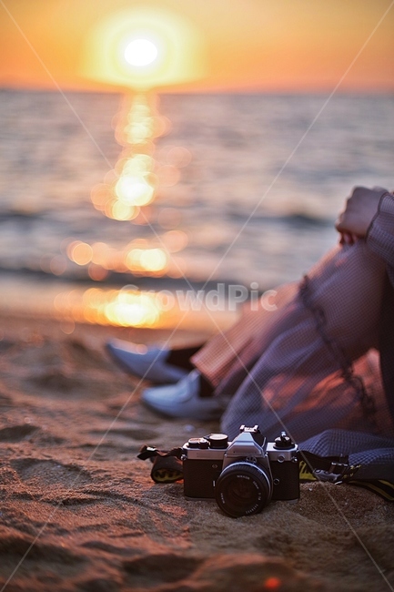 노을,저녁,바다,석양,태양,해,해질녘,감성,감성사진,hand,sun,sunset,sea,카메라,발,camera,foot,모래,sand,해변,seaside,해변,바다,beach,sea,사람,인물,인간,human,person,신체일부,몸,body,사진작가,포토그래퍼,photographer,감성,sensible,feeling,사물,물건,오브젝트,thing,object,matter