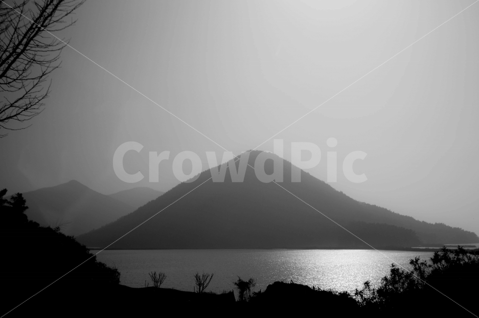 흑백,흑백사진,자연,자연사진,풍경,풍경사진,바다,산,blackandwhite,blackandwhitephoto,blackandwhitephotography,nature,naturephoto,naturephotography,landscape,mountain,sea,sky,하늘,햇빛,sunlight,자연,풍경,nature,landscape,흑백,모노톤,monochrome,black and white,outdoors,옥외
