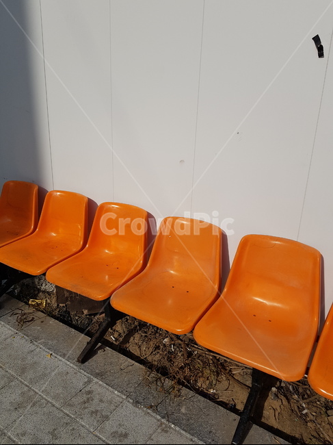 chair,의자,furniture,가구,좌석,대중교통,간이의자,교통수단,주황,플라스틱의자,정류장,버스정류장,택시정류장,승강장
