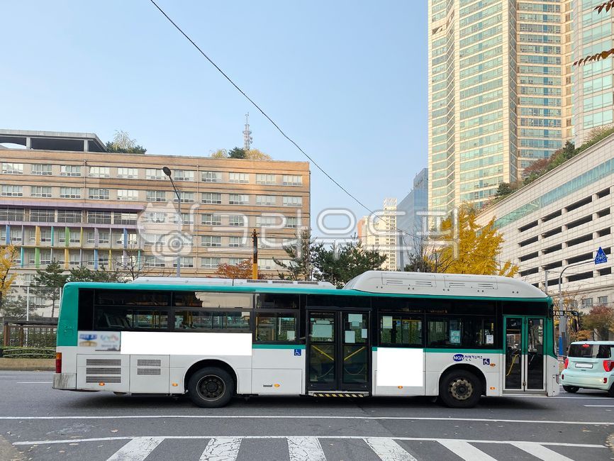 버스,버스광고,목업,목업이미지,광고,광고판,차량광고,시내버스광고,부착광고,옥외광고,판넬,비즈니스,상업광고판,도시배경,사인보드,상업광고,커머셜,비어있는,프레임,광고디자인,빈공간,배경,바탕,백그라운드,사각형광고판,차량,교통수단,bus,busadvertisement,mockup,mockupimage,billboard,vehicleadvertisement,citybusadvertisement,advertisement,outdooradvertisement,panel,business,commercialbillboard,citybackground,signboard,commercialadvertisement,commercial,free,frame,advertisingdesign,emptyspace,background