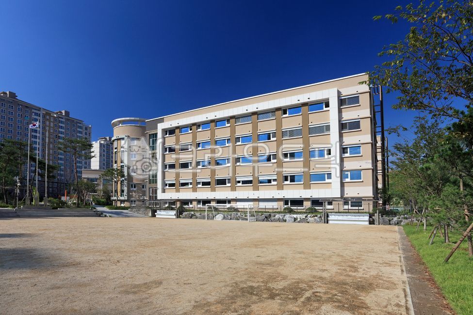 학교,건물,학교건물,교육,기관,교육기관,고등학교,중학교,운동장,땅,하늘,바닥,공간,배경,백그라운드,빌딩,건축,현대,현대건축,건축물,도시,도심,풍경,야외,실외,외관,국기,태극기,한국
