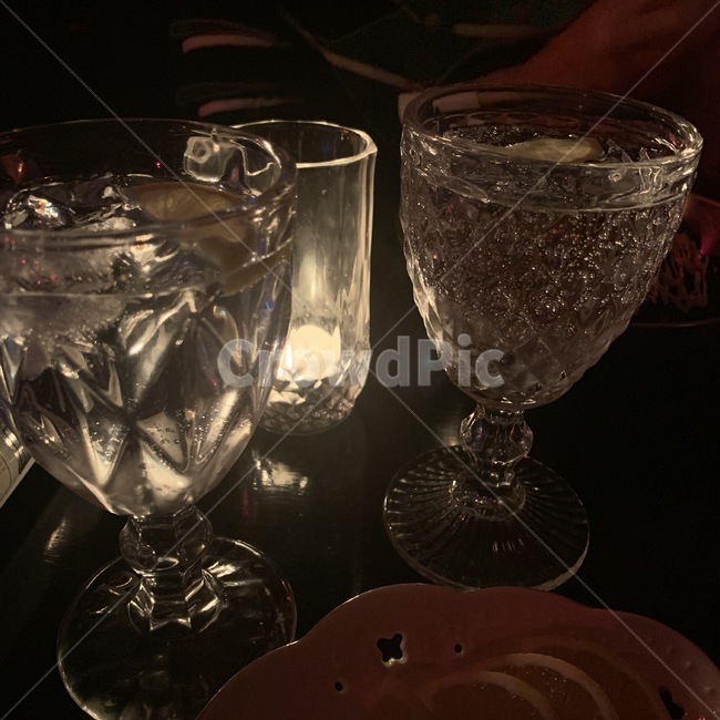 술잔,레몬,촛불,잔,술,어두운,깜깜한,불빛,바,술집,칵테일바,칵테일