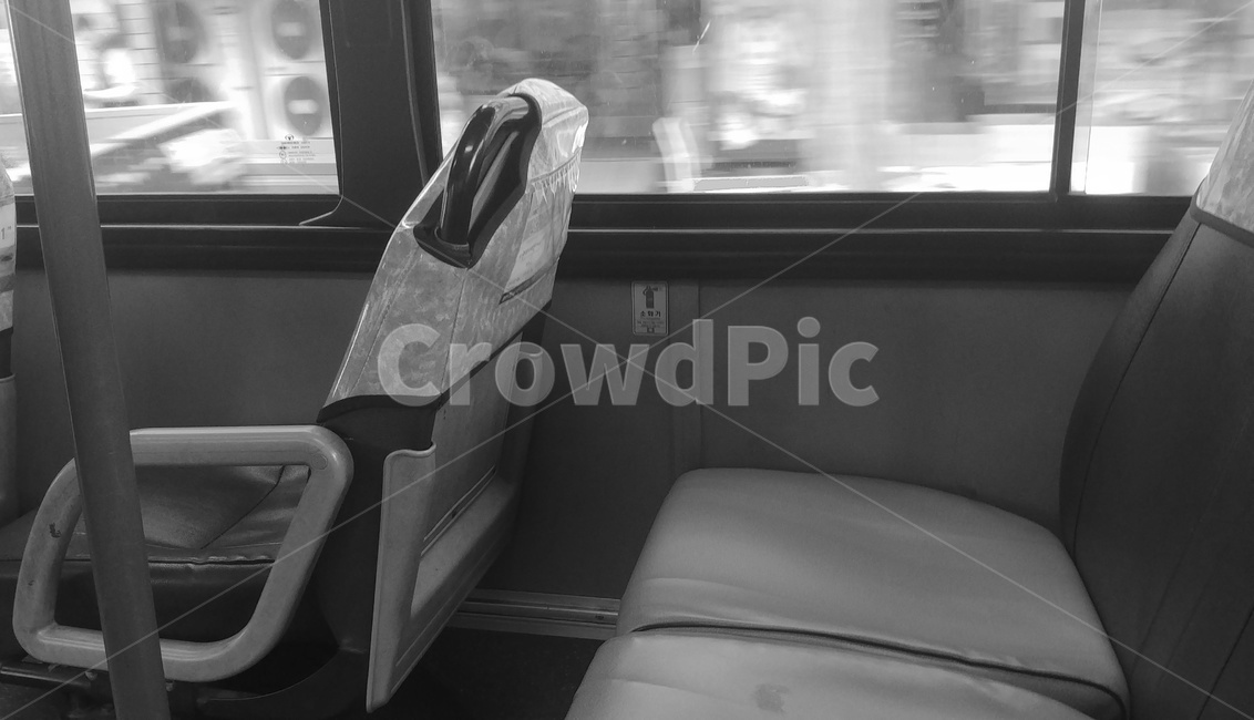 버스,버스내부,버스안,좌석,의자,bus,허전,쓸쓸함,허전함,흑백,모노톤,monochrome,black and white