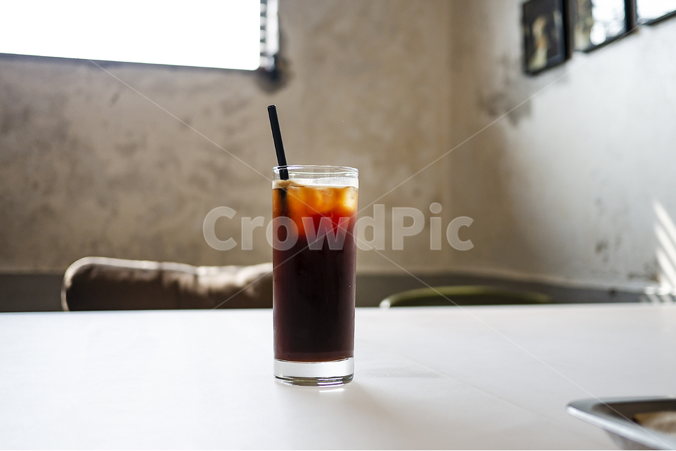 아메리카노,아이스,커피,얼음,카페,여름,음료,시원한,cool,americano,coffee,ice,iced,cafe,롱블랙,longblack,차가운,유리컵,빨대,흰테이블,테이블,커피,카페,coffee,cafe