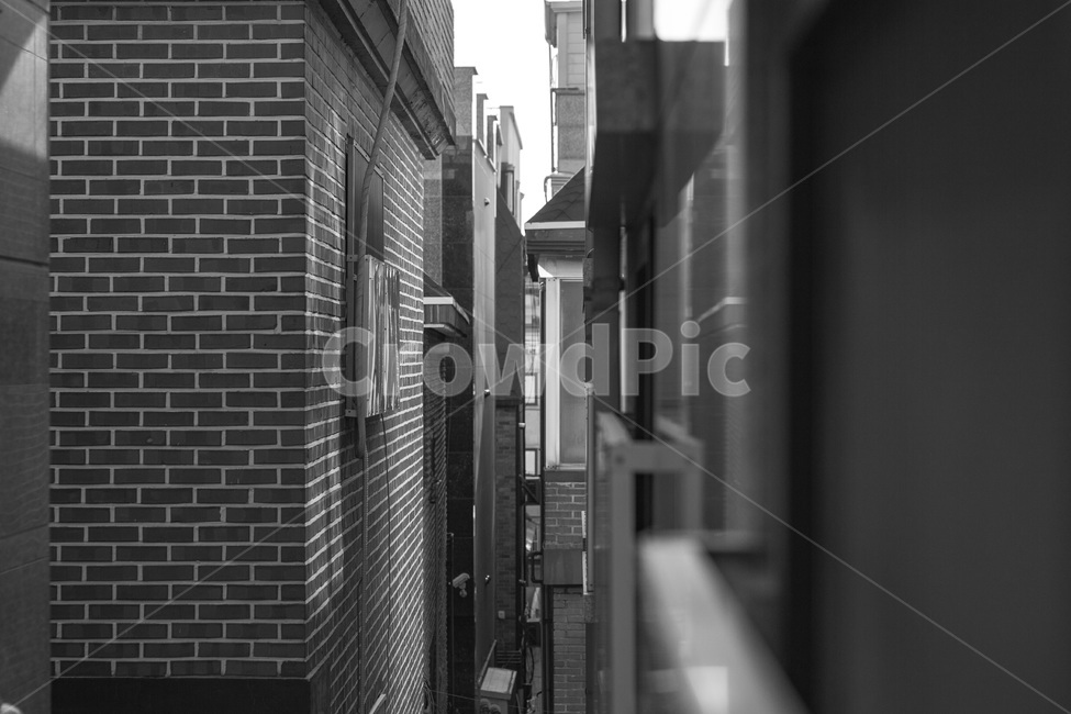 흑백사진,골목,사이,틈새,건물사이,건물,흑백,모노톤,monochrome,black and white,건축물,건물외관,exterior,building,structure,architecture,construction