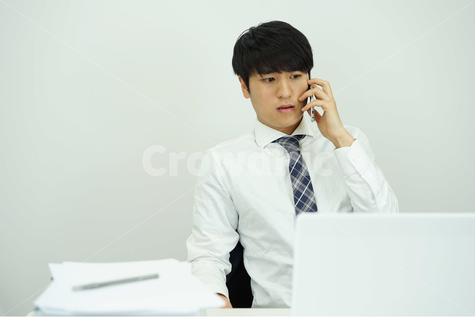 비즈니스,사업가,직장인,회사원,업무,남성,남자,사무실,책상,정장,와이셔츠,통화,전화,사람,인물,인간,human,person,남성,남자,man,male,흑백,모노톤,monochrome,black and white,산업,industry,industrial,비즈니스,사업,business,service,work