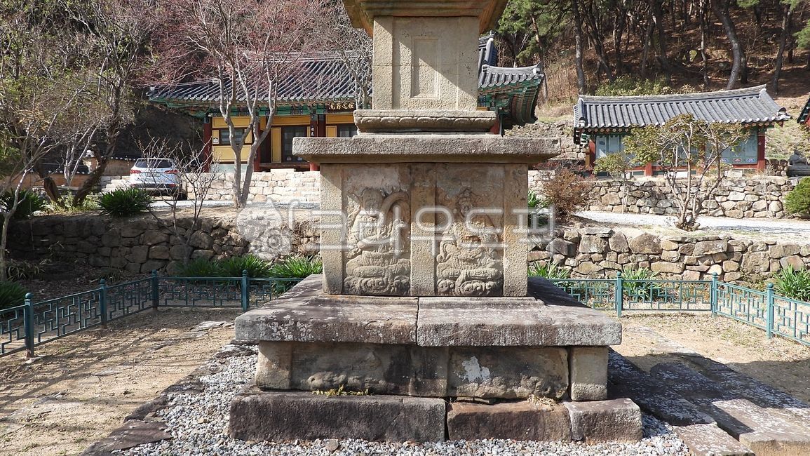 ,Unified Silla,threestory stone pagoda,stone pagoda,Gunwijibosa Threestory Stone Pagoda,Gunwi,Severe arm injury,three,Treasure No 682,Treasure 682,pagoda,Jibo company,No 682,treasure,tower,story