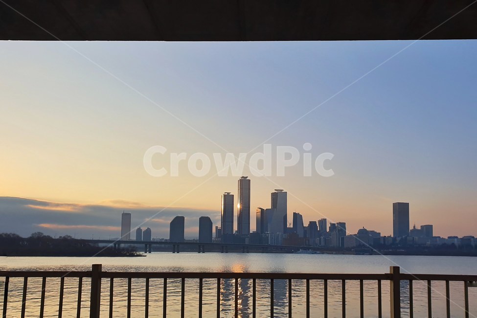 railing,handrail,banister,난간,도시,시티,어반,여의도,아침,햇살,한강,city,urban,town,cityscape,hanriver,morning,sunshine,river,riverside,강변