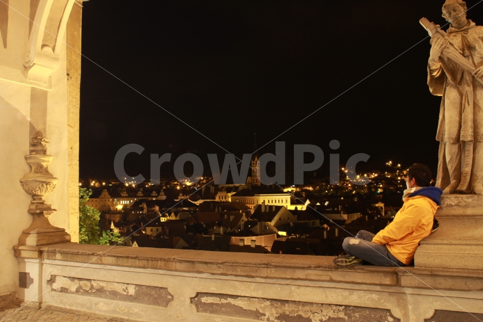 체스키,체스키크룸로프,체코,유네스코,문화유산,동화마을,동유럽,소도시,UNESCO,CeskyKrumlov,여행,여행지,관광,관광지,야경,인물,관광객,분위기,감성,동상,성,Castle,남성,사색,여행,휴가,traveling,vacation,trip,도시,풍경,city,landscape,야경,밤,nightscape,night,해외,외국,세계,foreign,oversea,world,사람,인물,인간,human,person,감정표현,기분,feeling,emotion,고독함,외로움,쓸쓸함,우울함,슬픔,lonely,solitary