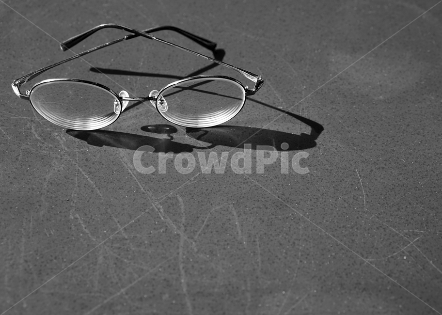안경,안경테,사물,그림자,시력,근시,난시,glasses,흑백,흑백,모노톤,monochrome,black and white,사물,물건,오브젝트,thing,object,matter