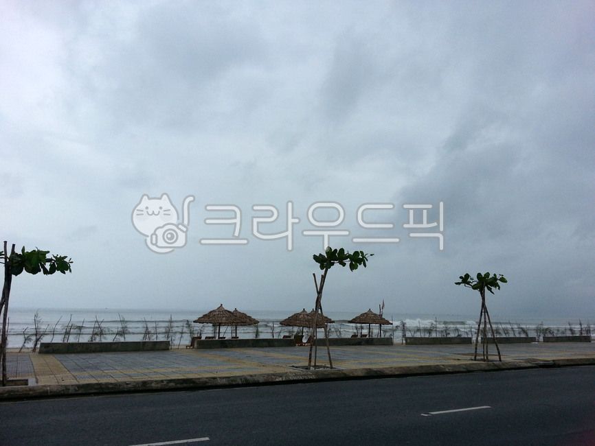 sky,distance,bungalow,sea,cloud,palm tree,palmtree,taiwan,ocean,road,street,road name