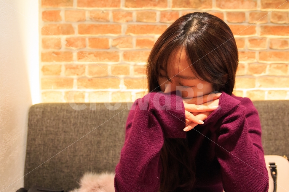 여성,인물,여자,카페,휴식,턱,손,손가락,벽돌,실내,내부,조명,수면,졸음,잠,사색,생각,아름다운,단아한,지적인,눈감은,명상,사람,인물,인간,human,person,여성,여자,woman,female,lady,감정표현,기분,feeling,emotion