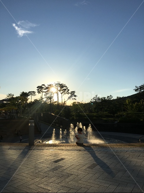 water,물,light,빛,flare,플레어,석양,노을,sunset,아이,뒷모습,하늘,sky,bluesky