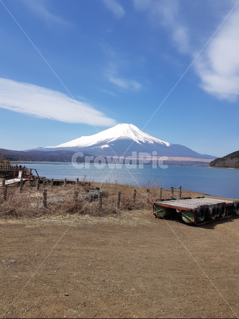 맑은날후지산,일본산,후지산,후지산야마나카호,눈덮힌후지산,후지산호수,겨울후지산,맑은후지산,후지산구름,야마나카호,산중호,호수,겨울산,산,물,구름,파란하늘,맑은하늘,하늘,겨울호수,물가,자연,풍경,nature,landscape,해외,외국,세계,foreign,oversea,world,세계자연풍경,해외자연풍경,외국자연풍경,world nature landscape,road,도로,outdoors,옥외
