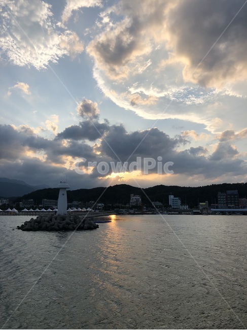 노을,구름,역광,태양,하늘,저녁,속초,바다,뭉게구름,새털구름,등대,황혼,sunset,cloud,sun,sky,풍경