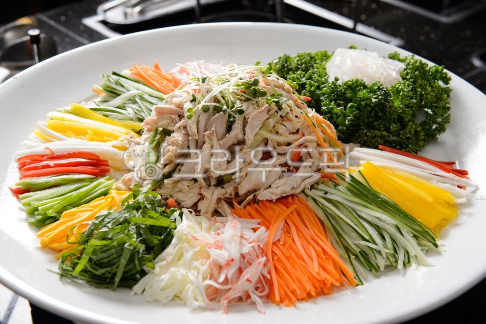 치킨샐러드,야채,흰접시,건강,식사,신선한재료,영양가있는,다채로운요리,단백질,저칼로리,풍미있는,아시아요리,당근,오이,파프리카,계란,게살,허브