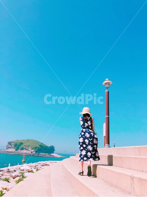 바다,해안가,여름,산책,바닷가,대부도,해변,휴식,휴가,방학,하늘,평화로운,편안한,힐링,치유,여유,여행,여행지,자연풍경,계절,사람,인물,인간,여성,여자,원피스,까만원피스,모자,챙넓은모자,파란,푸른,맑은,sea,coast,summer,walk,beach,break,vacation,sky,peaceful,comfortable,healing,leisure,travel,naturalscenery,season,person,woman,onepiece,blackdress,hat,widehat,blue,clear,계단,걷는,뒷모습,여름,계절,summer,season,사람,인물,인간,human,person,여성,여자,woman,female,lady,여행,휴가,traveling,vacation,trip,nature,자연,water,물,ocean,대양,outdoors,옥외
