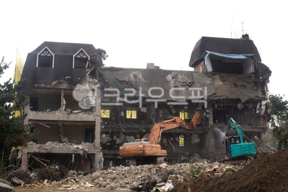 erection,concrete,excavator,abandoned building,Destruction,ruins,reconstruction,Demolition,construct,building