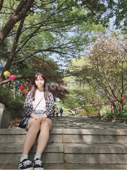 여자,앉은모습,돌계단,절,꽃나무,그늘,봄,산책,woman,spring