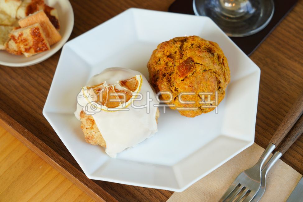 bread,Lemon Scone,bakery,sweet box cone,snack,plate,confectionery,carbohydrate,food,baking,cafe,dessert,scone,brunch,flour