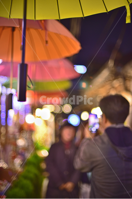 익선동,저녁풍경,야경,골목길,먹자골목,nightview,사람들,주점,핫플,저녁시간,뒷골목,우산골목,장식물,옥외,야외,아웃도어,ourdoor,데코레이션,decoration,핫플레이스,조명,불빛,간판,싸인,person,남녀,사진촬영,포즈,사람,나이트라이프,보케,빛망울,플레어,flare,nightlife,human,인간