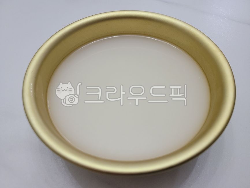 막걸리,동동주,탁주,비오는날,우천,술,음주,흰색,하얀,새하얀,양은,술잔