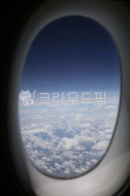 비행기,비행기창문,창문,window,porthole,현창,구름,하늘