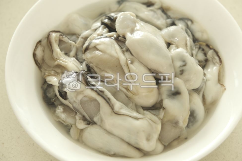 cave,winter food,January food,raw oysters,Oyster dish,seasonal food