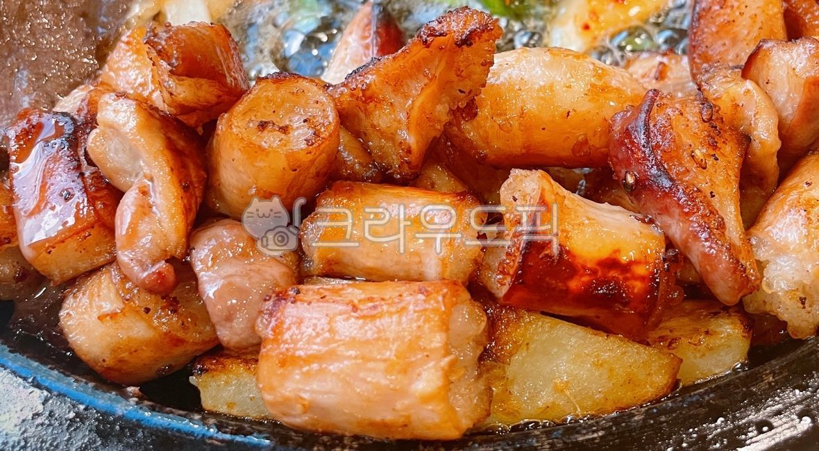 stone tablet,Grilled beef,small parts,beef tripe,Somakchang,beef,cow,Grilled on a stone plate,Grilled Daechang,small appendage,Makchang,Somodeum,ingredients,cooking,roast,Grilled Makchang,Daechang,Gopchang,cook,accessories,Grilled Beef Tripe,Grilled Tripe